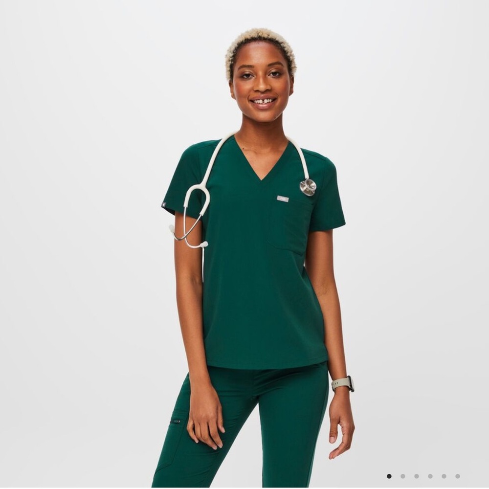 Figs Women's Emerald Green Scrub Set, Shirt with pockets and Straight Leg Pant